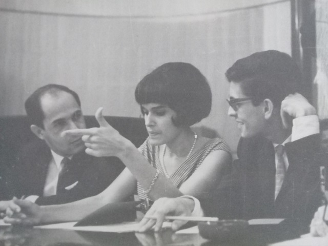 Foto de Luz Merino imparte conferencia en compañía de sus colegas del departamento de Arte de la BNJM, ca. 1962-1966. Colección especial de fotografías BNJM.